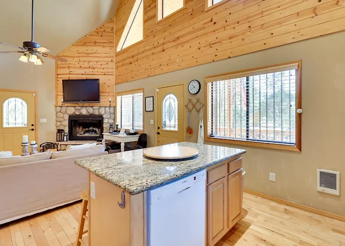 Holiday home Dog-friendly With Wraparound Porch!