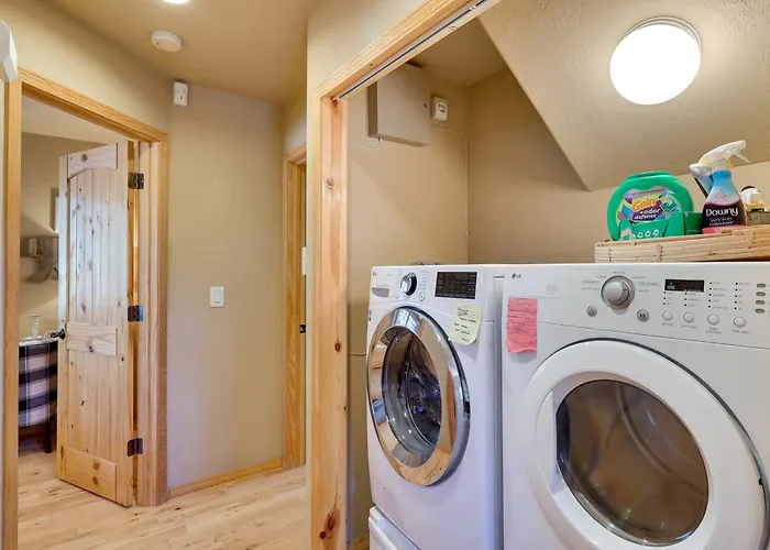 Holiday home Dog-friendly With Wraparound Porch!