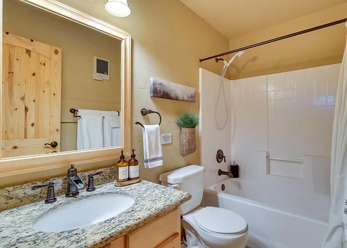Holiday home Dog-friendly With Wraparound Porch!
